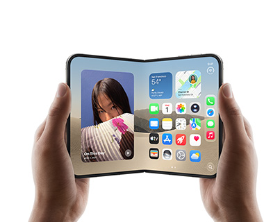 Duas mãos seguram um iPhone Duo aberto. À esquerda da tela está uma mulher. À direita está a Tela de Início com vários ícones de apps, incluindo Mensagens, Fotos, Câmera e App Store