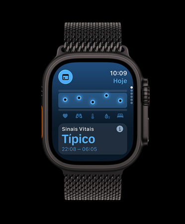Apple Watch Ultra 3 com caixa preta de titânio e pulseira estilo milanês preta. A tela mostra o app Sinais Vitais, com gráfico de pontuação de saúde, notificação de valores atípicos de Sinais Vitais Noturnos