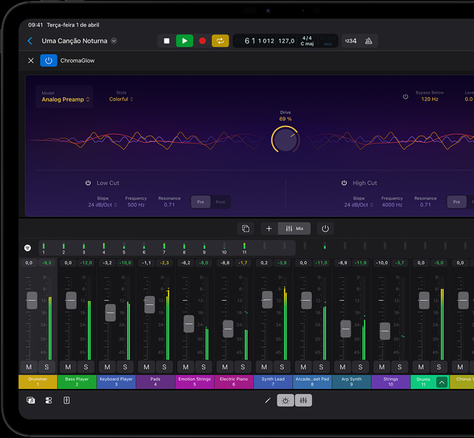 Parte da frente do iPad Pro preto-espacial na horizontal, tela com um projeto de edição musical, onda sonora, vários controles de faixa, faders de mixagem e instrumentos musicais, no Modo Escuro