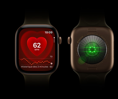 Deux Apple Watch Series 12 côte à côte; vue avant d’une Apple Watch Series 12 à gauche, l’écran affiche le moniteur de fréquence cardiaque; vue arrière d’une Apple Watch Series 12 à droite, lumière verte brillante