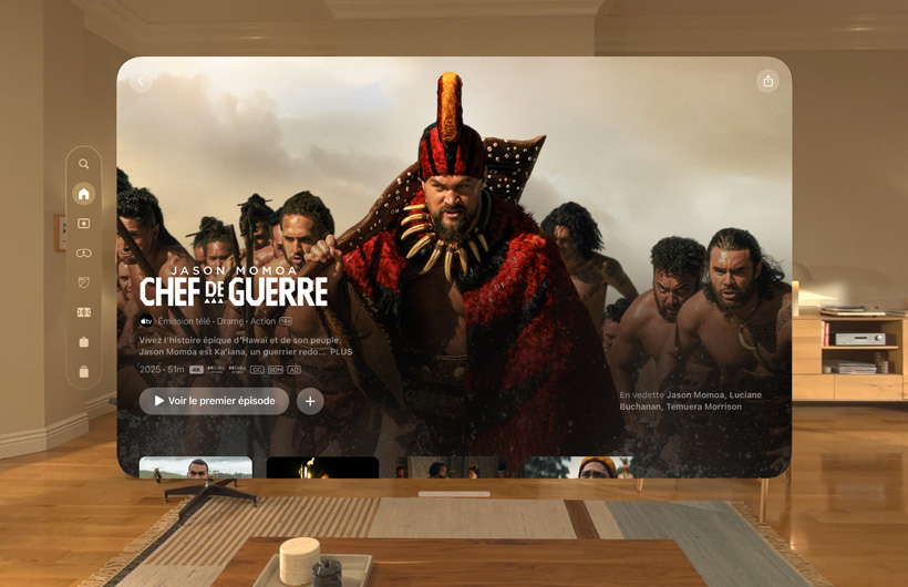 Expérience Apple TV sur Apple Vision Pro présentée dans un salon, avec une image fixe de la série Apple TV Chef de guerre.