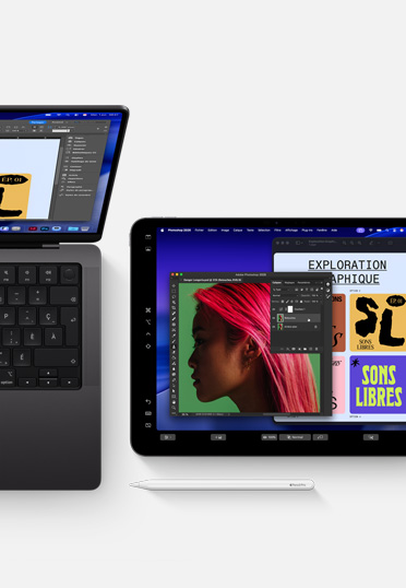 MacBook et iPad avec un Apple Pencil. Les deux écrans affichent le même logiciel de conception graphique pour montrer la continuité entre les appareils.