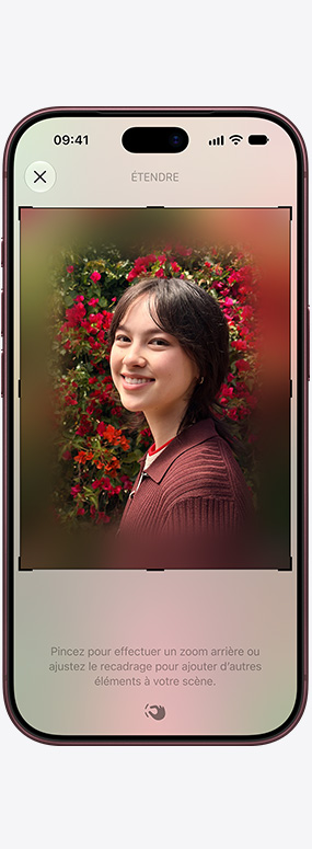 iPhone 18 Pro, face avant, recadrage spatial utilisé pour recadrer un gros plan d’une personne derrière laquelle se trouvent des roses rouges