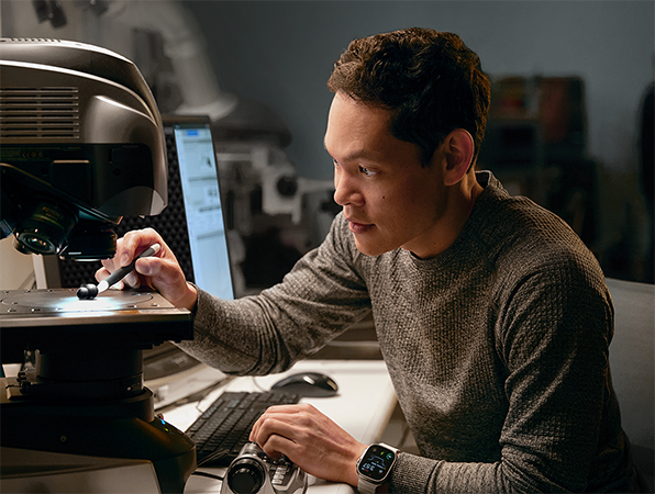 Un ingegnere Apple mentre testa l’hardware in un laboratorio.
