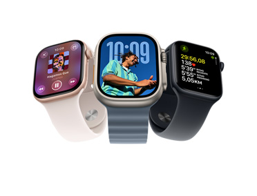 Tres dispositivos Apple Watch: Apple Watch Series 11, color oro rosa, caja de aluminio, Apple Music, controles de lista de reproducción, exterior lateral derecho, Digital Crown, correa deportiva color rosado claro, cierre plateado de encastre, Apple Watch Ultra 3, color natural, caja de titanio, pantalla de borde a borde, foto superpuesta a la hora, exterior lateral derecho, Digital Crown, correa Ocean color azul ancla, fluoroelastómero tubular, Apple Watch SE 3, caja de aluminio, color medianoche, exterior lateral derecho, Digital Crown, métricas avanzadas de entrenamiento de Carrera al Aire Libre