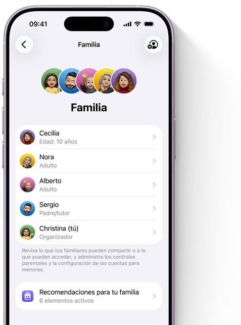 Pantalla de un iPhone que muestra la página de Familia en Configuración, con Memojis que representan a cada miembro de la familia, cada cual en su propio círculo de color, agrupados en la parte superior, esos mismos Memojis aparecen debajo en forma de lista para mostrar a los integrantes del grupo de Compartir en Familia