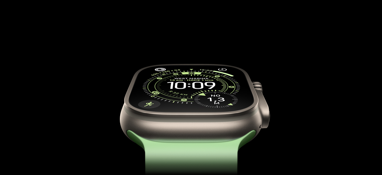 Apple Watch Ultra 3, caja de titanio natural, brújula en la carátula Orientación, correa Ocean verde neón.