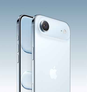 iPhone Air en acabado azul cielo, con parte de la pantalla visible y vista lateral que permite ver el Botón de Acción, el botón de volumen y el botón lateral. Parte trasera que muestra el sistema de cámara Fusion en la esquina superior izquierda.