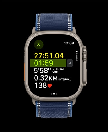 Apple Watch Ultra 3, přírodní barva, titanové pouzdro, pokročilé ukazatele cvičení Běh venku, řemínek, Trailový tah, modrá / jasně modrá barva