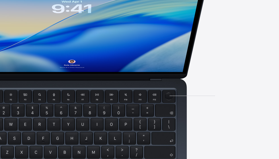 Otevřený MacBook Air, je zvýrazněné umístění tlačítka Touch ID
