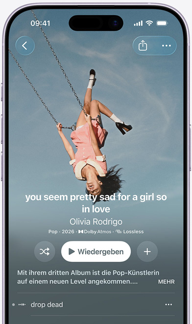 Ein iPhone Display zeigt das Album „you seem pretty sad for a girl so in love“ von Olivia Rodrigo auf Apple Music