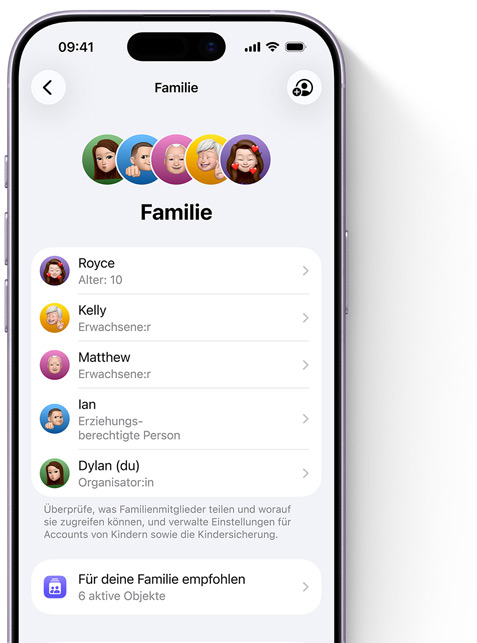 Ein iPhone Display zeigt die Familienseite in den Einstellungen, oben angeordnet sind die Memojis der einzelnen Familienmitglieder, jeweils vor einem eigenen farbigen Kreis, darunter ist eine Liste, die alle Mitglieder der Familienfreigabe-Gruppe zeigt