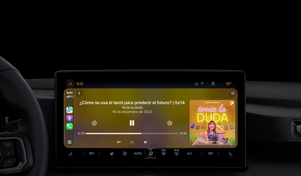 Interior de un coche, la pantalla de la consola central muestra Apple Podcasts reproduciéndose a través de CarPlay, se está reproduciendo el podcast «The Spark of Life» de Radiolab, aparecen los controles de reproducción para retroceder, pausar y avanzar.