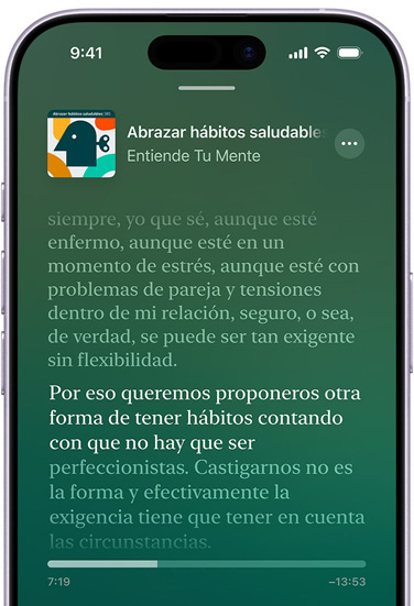 iPhone, parte delantera exterior, la pantalla muestra una transcripción en Apple Podcasts de un episodio titulado «Hot Dog» del podcast «This is Love», presentado por Phoebe Judge, el texto resaltado en la transcripción dice: «Durante mi infancia en Chicago, mi familia salía a menudo a comer perritos calientes», el resto de la transcripción aparece atenuado.