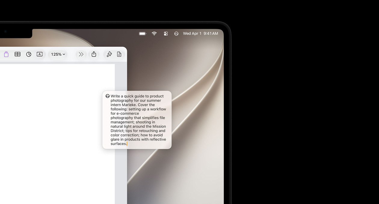 Øverste venstre hjørne af en MacBook Pro, skærmen viser et åbent Pages-dokument og en anmodning til Siri om at lave et udkast til en tekst
