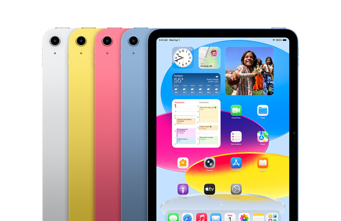 Quatre iPad alignés en argent, jaune, rose et bleu, avec un fond d’écran et diverses apps affichés à l’écran