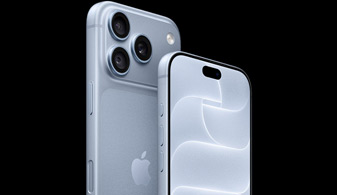 iPhone 18 Pro i sort vist forfra, der viser to personer med funktionen til registrering af ansigtsbevægelser og demonstrerer centreringsfunktionen i forsidekameraet