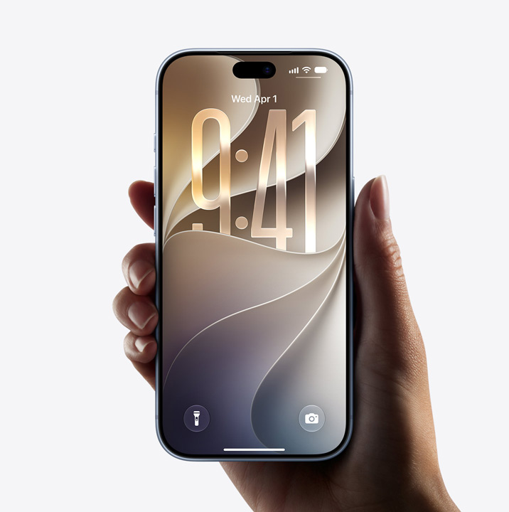 En hand som håller i en iPhone 17 med heltäckande skärm, på låsskärmen visas kanten i Liquid Glass