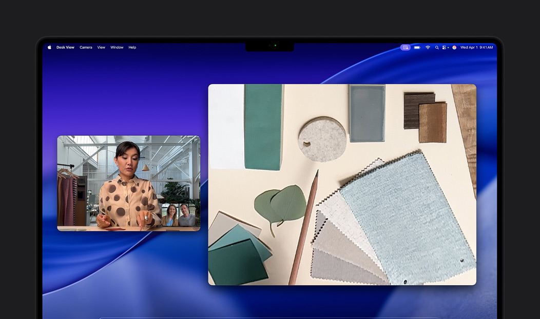 Et videoopkald på en MacBook Pro, hvor en person bruger funktionen Visning af skrivebord til at vise sin arbejdsplads, som er fuld af stofprøver, til to personer på opkaldet. Med Visning af skrivebord kan de vise deres arbejdsplads og deres ansigt på samme tid