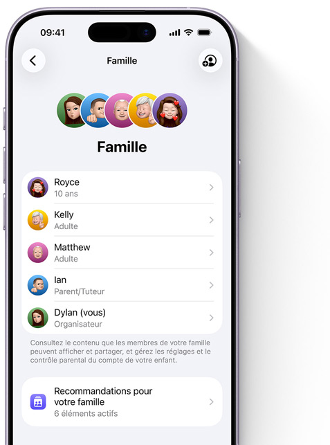 Un écran d’iPhone montre la page Famille dans Réglages. Des Memoji de chaque membre de la famille, entourés de leur cercle coloré respectif, sont alignés en haut de l’écran. En dessous, les mêmes Memoji apparaissent dans une liste montrant les membres du groupe de Partage familial