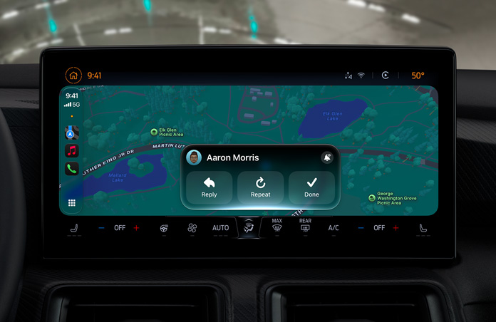 CarPlay 螢幕顯示一則訊息通知，背景可見地圖 app