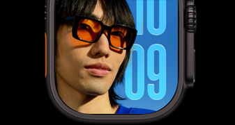 Apple Watch Ultra 4, fekete titántok, Fotók számlap Siri ikonnal, fekete titán milánói szíj