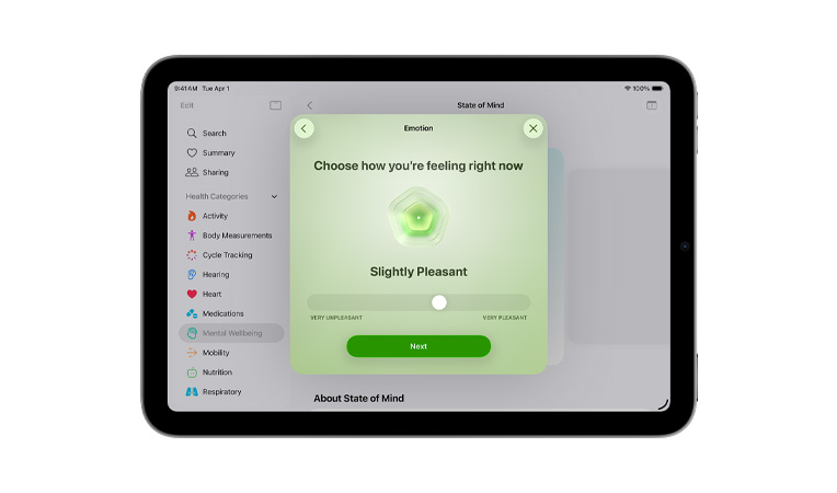 Seseorang melakukan meditasi terpandu di aplikasi Kesadaran di Apple Vision Pro