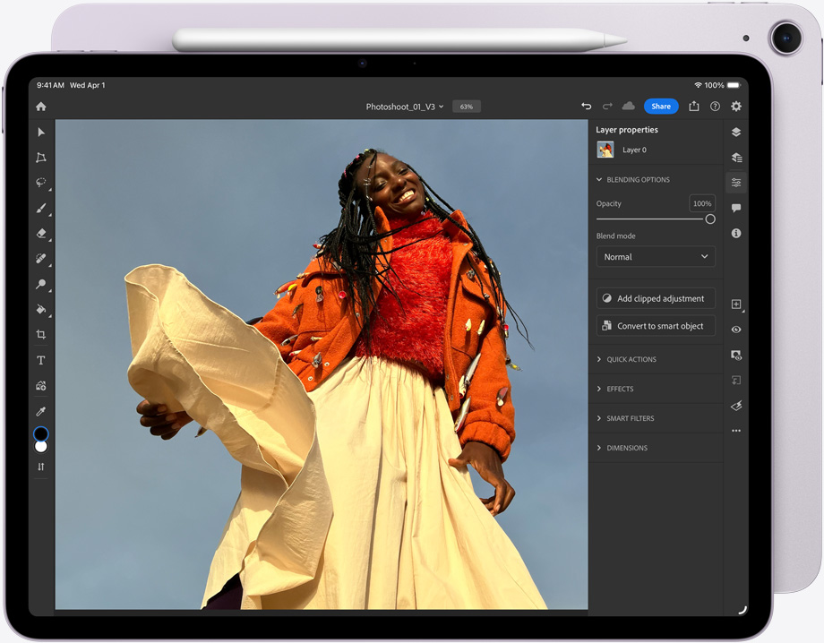 iPad Air, Apple Pencil Pro menempel di bagian atas, eksterior depan, menampilkan Adobe Photoshop, gambar sedang diedit