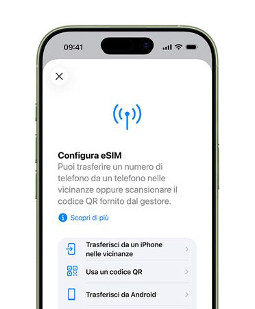 iPhone Air mostrato di fronte, è in uso la funzione Configura piano cellulare, che permette di trasferire facilmente un numero di telefono con l’eSIM