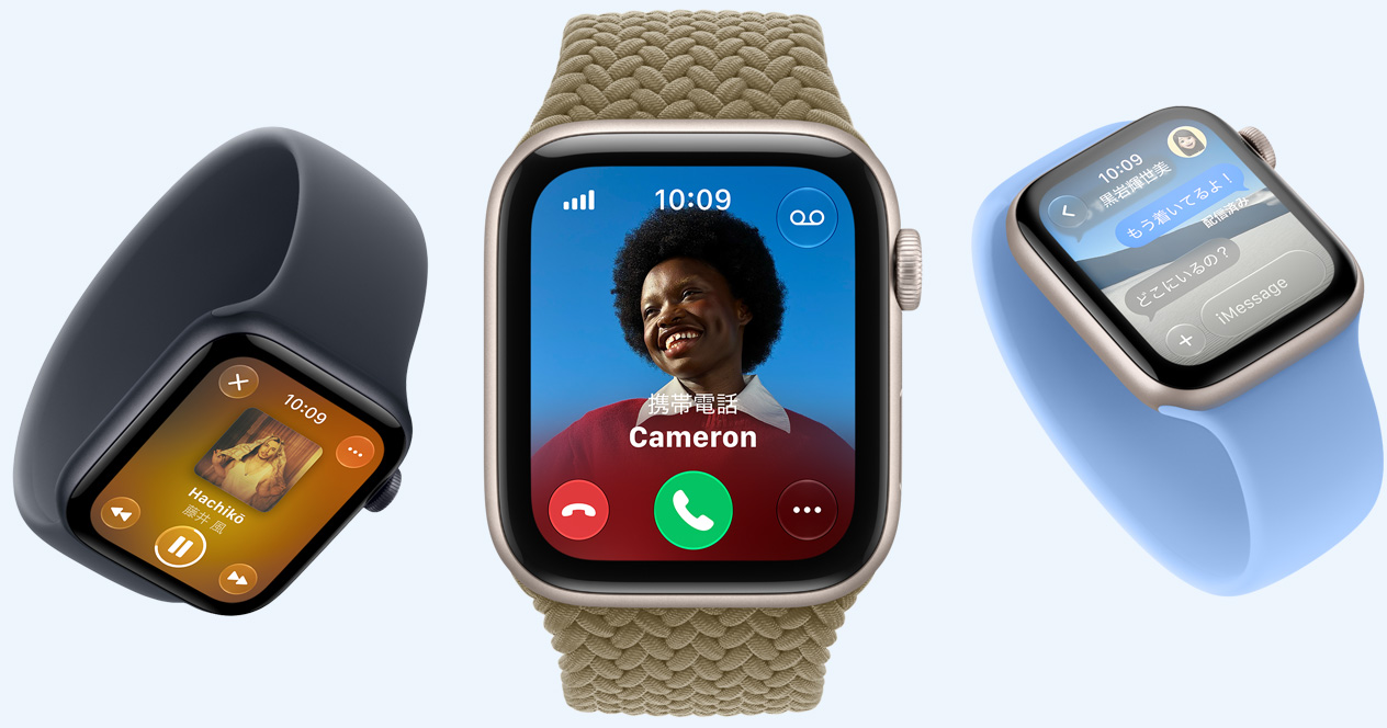 スターライトアルミニウムケースとミッドナイトアルミニウムケースのApple Watch SE 3デバイスが3台。それぞれの画面にApple Music、着信、メッセージが表示されている。バンドはそれぞれ、ネイビーブルーのソロループ、ワイルドフラワーブルーのソロループ、オリーブ（アースカラーのグリーン）のブレイデッドソロループ