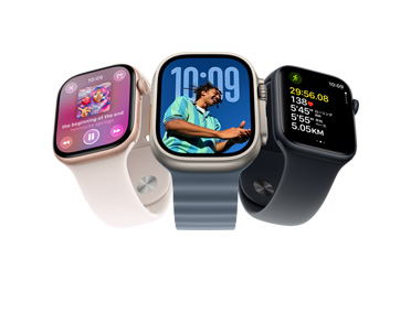 3つのApple Watchデバイス：ローズゴールドアルミニウムケースのApple Watch Series 11、Apple Music、プレイリストのコントロール、右側面の外観、Digital Crown、ライトブラッシュのスポーツバンド、シルバーのピンをはめ込むバックル。ナチュラルチタニウムケースのApple Watch Ultra 3、エッジからエッジまで広がるディスプレイ、時間の上に重ねて表示された写真、右側面の外観、Digital Crown、アンカーブルーのオーシャンバンド、チューブ状のフルオロエラストマーラバー製。ミッドナイトアルミニウムケースのApple Watch SE 3、右側面の外観、Digital Crown、先進的な屋外ランニングワークアウトの測定値