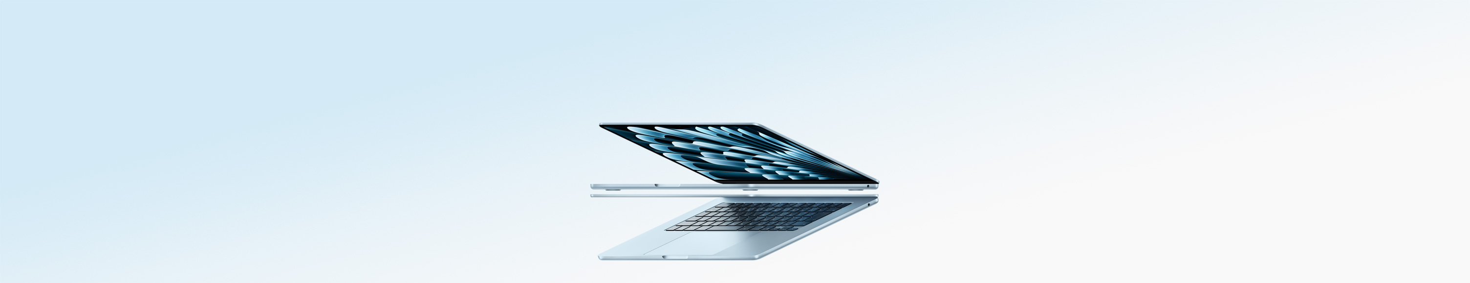 2台のスカイブルーのMacBook Air。ノートブックが開いて矢印のような形状になっており、薄い側面が強調されている