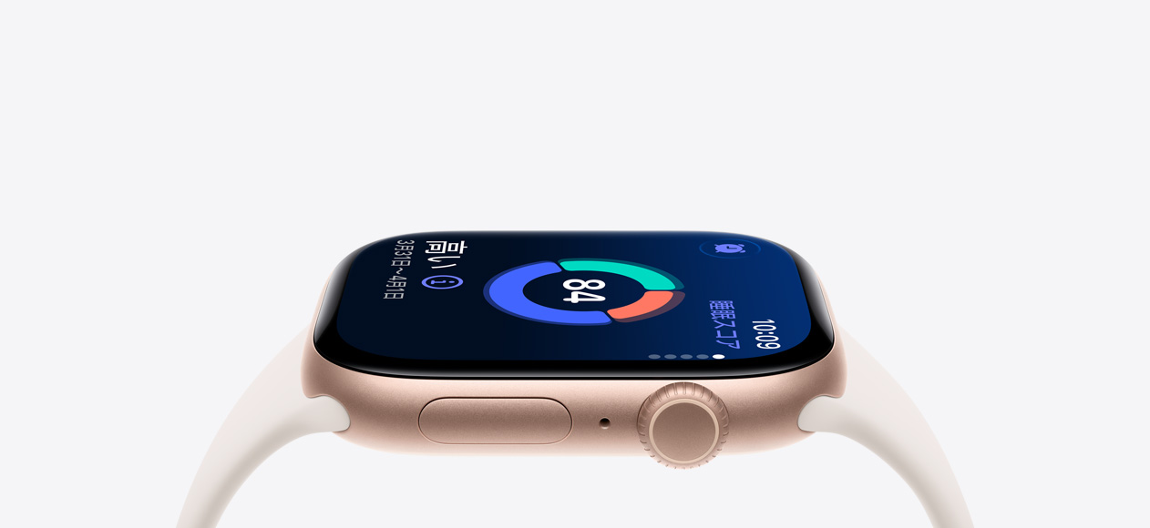 ローズゴールドアルミニウムケースのApple Watch Series 11。睡眠スコアが表示されている。右側面の外観にDigital Crown、マイク、サイドボタンがあり、スターライトのスポーツバンドが取りつけられている