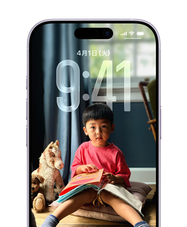 iPhoneのロック画面。写真に合わせて時刻が表示されている