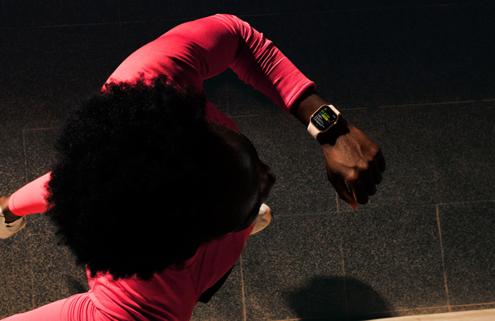 Apple Watchを使ってランニングを記録している男性の写真