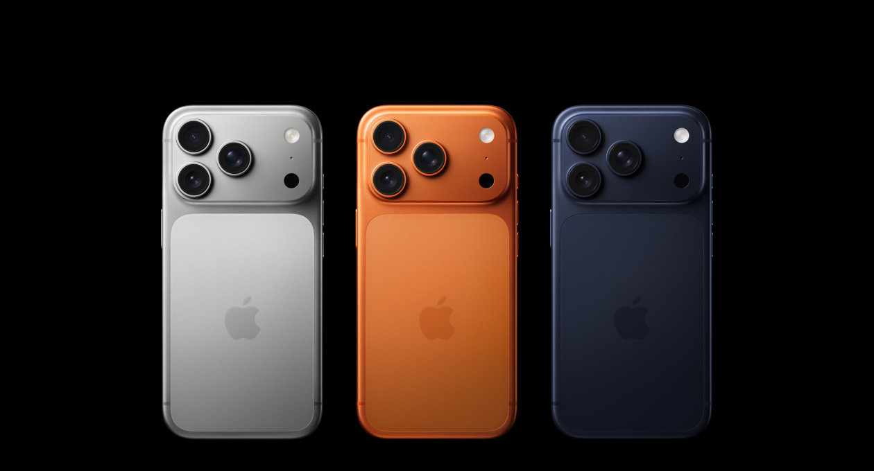 iPhone 17 Pro, ārpuses aizmugure, visas trīs apdares, sudraba, kosmiski oranža, zilimelna, pro kameru sistēma augšējā kreisajā stūrī, 3 objektīvi, mikrofons, zibspuldze, Apple logotips centrā