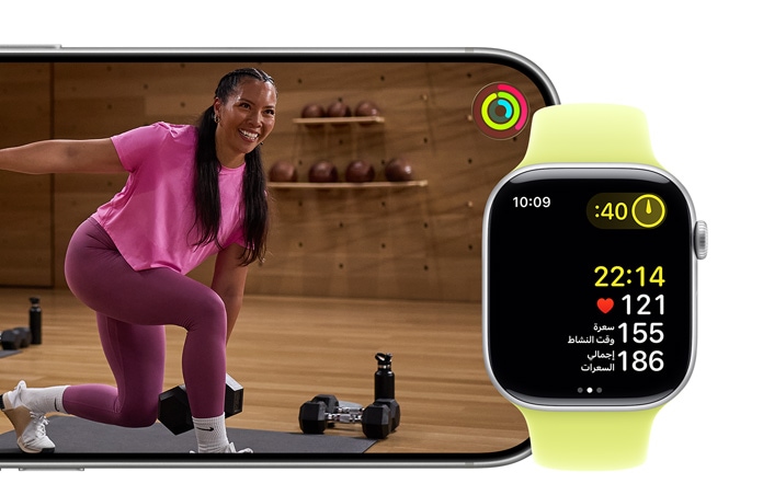 تتتبّع Apple Watch Series 11 التمرين بينما يعرض iPhone فيديو التمرين من +Fitness