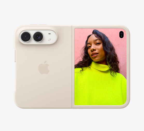 جهاز iPhone Duo، لون أبيض النجوم في حافظة من السيليكون بلون رملي، الوضع الأفقي، مفتوح بالكامل في الوضع الأفقي، كاميرا Fusion المزدوجة في أعلى اليسار، الحافظة تغطي الجهة الخارجية الخلفية والحافة الخارجية للشاشة الأمامية، الشاشة الخارجية معروضة في الجهة اليمنى مع صورة لشخص يقف تحت سماء زرقاء مليئة بالسحب