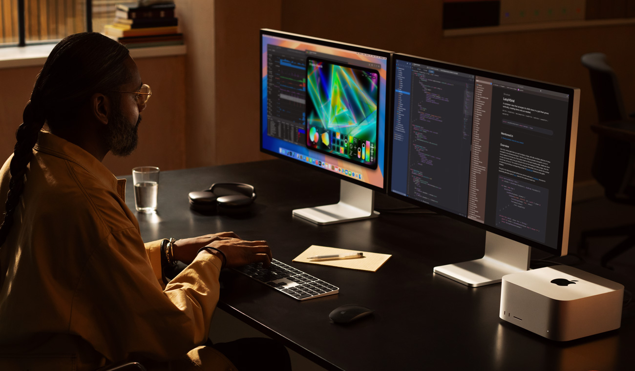 محترف يعمل مع Mac Studio وشاشتي Studio Display 