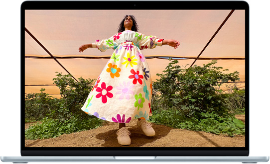 صورة لجهاز MacBook Air مقاس 15 إنش تعرض شاشة ريتنا ليكويد