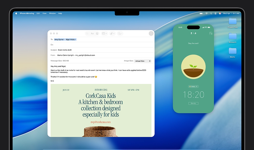 MacBook Pro，已打開郵件 app，iPhone 畫面以鏡像輸出方式在 MacBook Pro 螢幕上顯示，並展示 Forest app