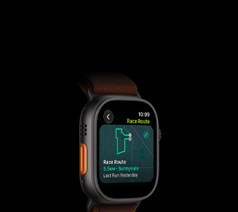 Apple Watch Ultra 4 z kopertą z tytanu w kolorze czarnym, opaska Alpine w kolorze bordowym, funkcja Wyścig na trasie z zaznaczoną trasą biegową na mapie, widoczny lewy bok urządzenia, przycisk czynności