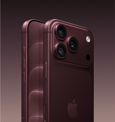 Widoczny z boku iPhone 18 Pro w kolorze burgunda, częściowo widoczny przód urządzenia z wyświetlaczem sięgającym krawędzi, przycisk czynności i przyciski regulacji głośności, widoczny z boku iPhone 18 Pro w kolorze burgunda, widoczny cały tył urządzenia, system pro aparatów Fusion 48 MP, logo Apple pośrodku, przycisk boczny i panel Sterowanie aparatem