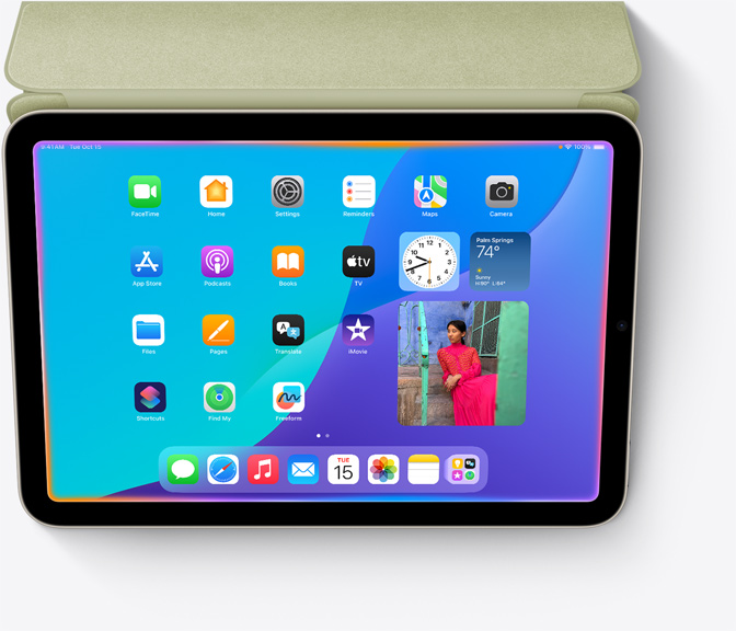 iPad mini, ktorý zobrazuje úplne nový dizajn pre Siri, so žiariacim svetlom obklopujúcim okraj obrazovky.