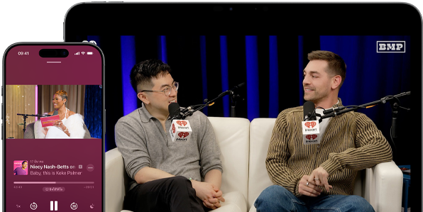 พ็อดคาสท์วิดีโอตอนหนึ่งกำลังเล่นอยู่บนหน้าจอใน Apple Podcasts