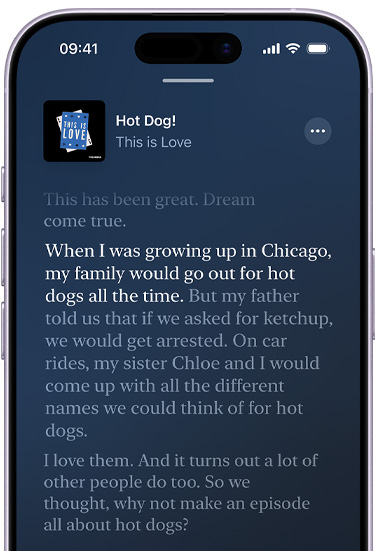 iPhone, önden dış görünüm, ekranda açık olan Apple Podcast’ler uygulamasında Phoebe Judge’ın sunduğu This is Love podcast’inin Hot Dog bölümüne ait bir döküm gösteriliyor, dökümde şu satırlar vurgulanıyor: “When I was growing up in Chicago, my family would go out for hot dogs all the time,” metnin diğer kısımları soluk gösteriliyor.