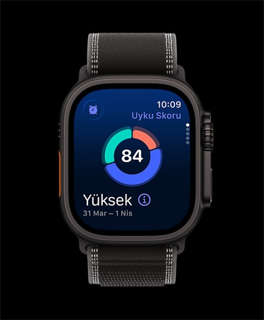 Apple Watch Ultra 3, siyah renk, titanyum kasa, ekranda uyku skoru halkası grafiği gösteriliyor, kordon, Trail Loop, siyah/kömür siyahı