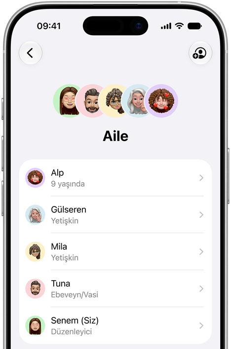 Çocuklardan yetişkinlere kadar birden fazla aile üyesinin hesabının yer aldığı Aile arayüzünü gösteren iPhone.