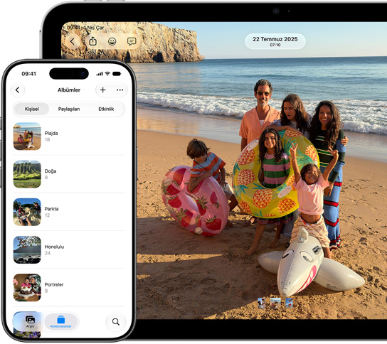 Albümler’deki Kişisel sekmesinde fotoğraf albümlerinin listesini gösteren bir iPhone ekranı, bir ailenin sahildeki tam ekran fotoğrafının yer aldığı bir iPad ekranı
