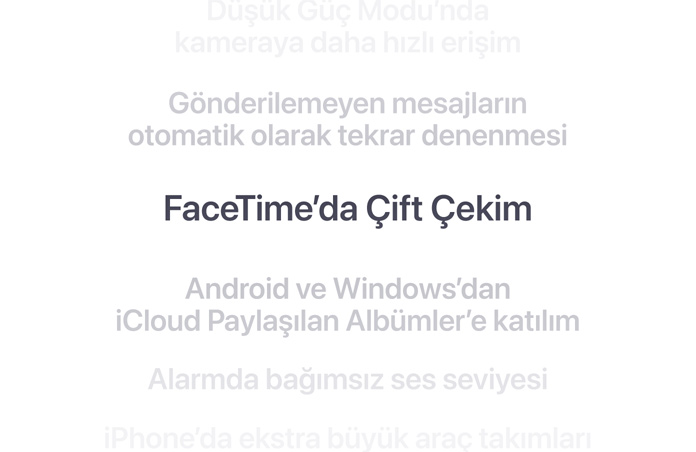 Dikey bir özellikler listesi, “FaceTime’da Çift Çekim” özelliği ortada kalın harflerle gösteriliyor. Etrafındaki diğer özellikler arka planda aşağı ve yukarı doğru silikleşiyor.